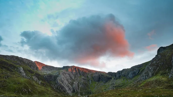Schöne Sonnenuntergang Landschaft Bild Von Llyn Idwal Und Teufelsküche Snowdoina — Stockfoto