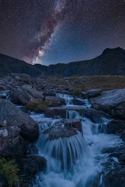 Impressionante Vibrante Láctea Imagem Composta Sobre Paisagem Imagem Rio Que — Fotografia de Stock