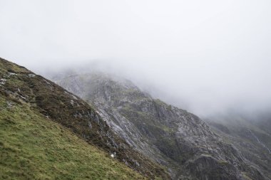 Moody manzara suretinde Llyn Idwal Glyders dağ aralığında ağır yağış sonbaharda Snowdonia içinde
