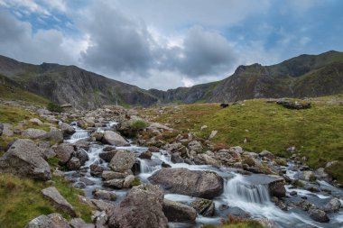 Sonbaharda Llyn Ogwen ve Snowdonia Llyn Idwal yakınındaki dağ aralığı aşağı akan nehir manzara görüntüsü