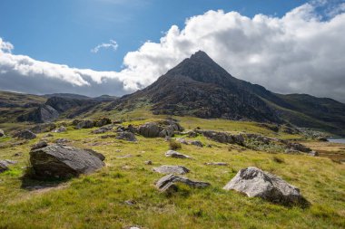Snowdonia erken sonbahar sırasında Llyn Ogwen çevresindeki kırsal güzel manzara resmi