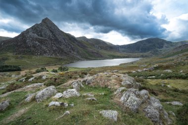 Snowdonia erken sonbahar sırasında Llyn Ogwen çevresindeki kırsal güzel manzara resmi