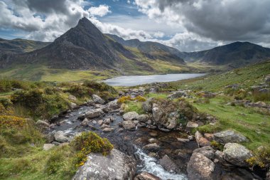 Stream Llyn Ogwen sırasında arka planda Tryfan doğru akan erken sonbahar Snowdonia içinde yakınındaki güzel manzara resim