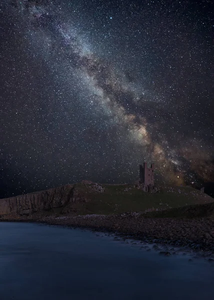 Impressionante Vibrante Láctea Imagem Composta Sobre Paisagem Castelo Dunstanburgh Costa — Fotografia de Stock