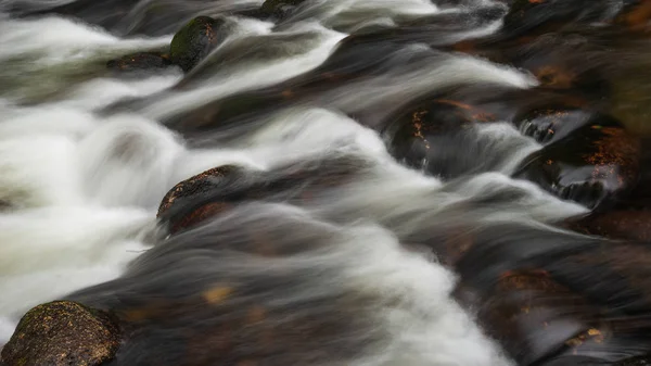 Detalle Imagen Del Paisaje Del Río Que Fluye Sobre Rocas —  Fotos de Stock
