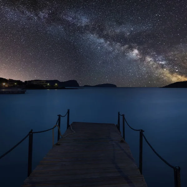 Impressionante Vibrante Láctea Imagem Composta Sobre Paisagem Molhe Costa Mar — Fotografia de Stock