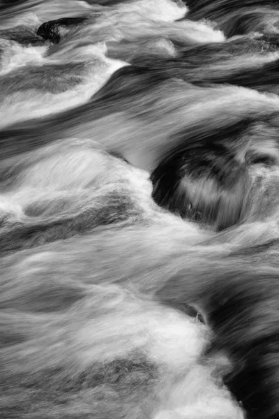 Rozmycie Szczegółów Obrazu Krajobraz Rzeki Przepływającej Przez Skały Długich Ekspozycji — Zdjęcie stockowe