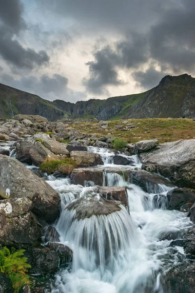 Obraz Krajobraz Rzeki Spływające Gór Pobliżu Llyn Ogwen Llyn Idwal — Zdjęcie stockowe