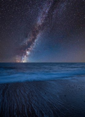 Canlı Samanyolu kompozit görüntü beach uzun pozlama peyzaj üzerinde çarpıcı 