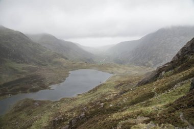 Moody manzara suretinde Llyn Idwal Glyders dağ aralığında ağır yağış sonbaharda Snowdonia içinde
