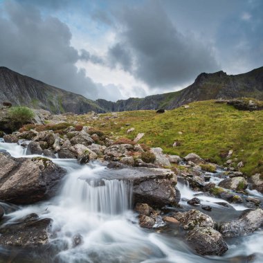 Sonbaharda Llyn Ogwen ve Snowdonia Llyn Idwal yakınındaki dağ aralığı aşağı akan nehir manzara görüntüsü