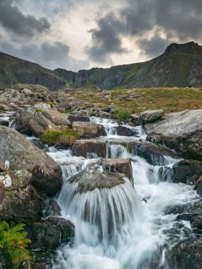 Sonbaharda Llyn Ogwen ve Snowdonia Llyn Idwal yakınındaki dağ aralığı aşağı akan nehir manzara görüntüsü
