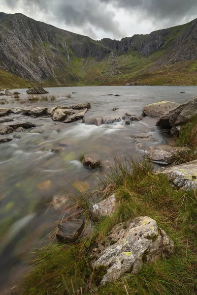 秋季斯诺登尼亚 Llyn Ogwen Llyn Idwal 附近河流的景观意象 — 图库照片