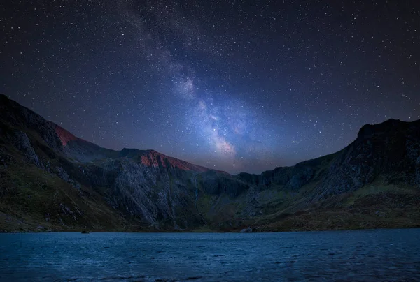 Atemberaubende Lebendige Milchstraße Zusammengesetzte Bild Über Schöne Landschaft Bild Von — Stockfoto