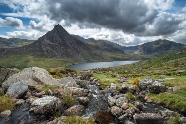Stream Llyn Ogwen sırasında arka planda Tryfan doğru akan erken sonbahar Snowdonia içinde yakınındaki güzel manzara resim