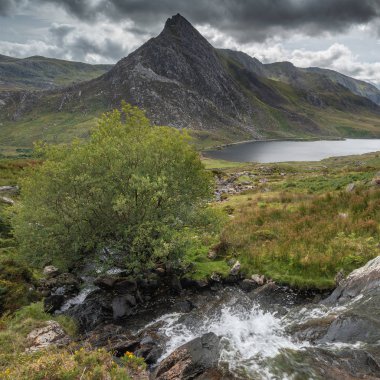 Stream Llyn Ogwen sırasında arka planda Tryfan doğru akan erken sonbahar Snowdonia içinde yakınındaki güzel manzara resim