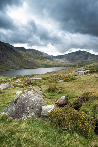 秋初斯诺登尼亚 Llyn Ogwen 周边乡村景观的优美形象 — 图库照片