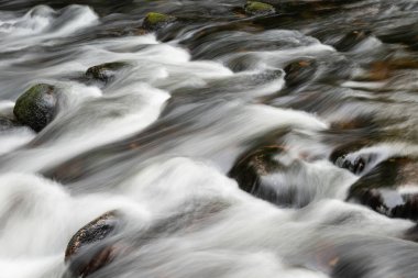 Ayrıntı manzara resim kayalar ile uzun pozlama hareket üzerinden akan nehrin bulanıklık