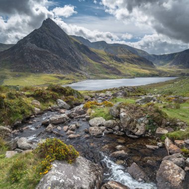 Stream Llyn Ogwen sırasında arka planda Tryfan doğru akan erken sonbahar Snowdonia içinde yakınındaki güzel manzara resim