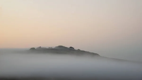Impressionante Nevoeiro Nascer Sol Paisagem Sobre Motores Dartmoor Revelando Picos — Fotografia de Stock