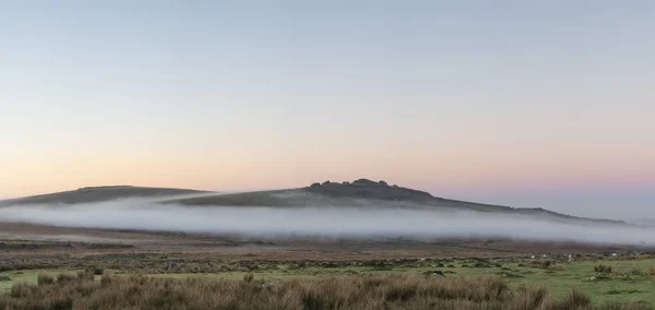 Splendido Paesaggio Sorgere Del Sole Nebbioso Sopra Vettori Dartmoor Rivelando — Foto Stock