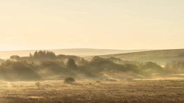 Hermoso Amanecer Naranja Resplandor Través Las Condiciones Brumosas Paisaje Dartmoor — Foto de Stock