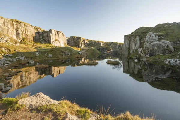 Bella Immagine Paesaggio Tramonto Abbandonato Foggintor Quarry Dartmoor Con Rastrello — Foto Stock