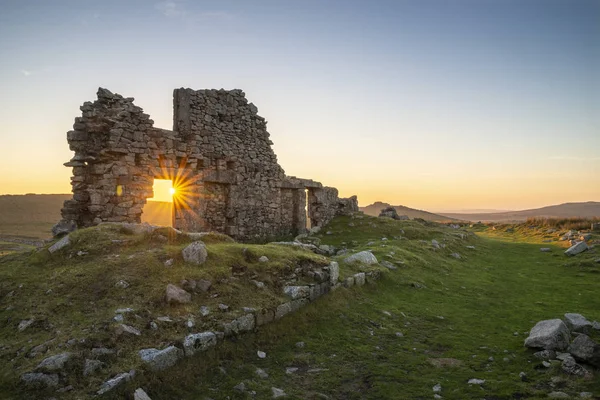 Bela Paisagem Pôr Sol Imagem Sobre Abandonado Foggintor Pedreira Dartmoor — Fotografia de Stock