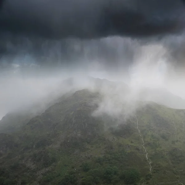 Imagem Paisagem Nuvens Tempestade Pairando Sobre Cordilheira Snowdonia Com Chuvas — Fotografia de Stock