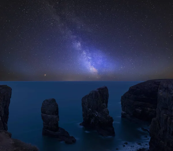 Impressionante Vibrante Láctea Imagem Composta Sobre Paisagem Elegug Stacks Costa — Fotografia de Stock