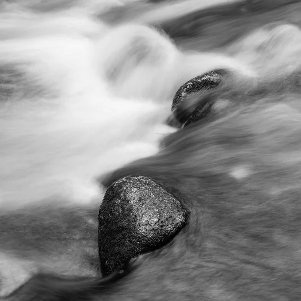 Детальне Пейзажне Зображення Річки Тече Над Камінням Довгим Розмиттям Руху — стокове фото