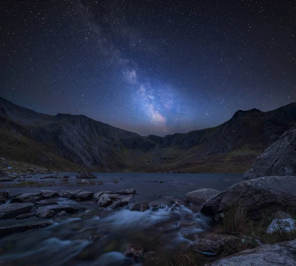 Wspaniałe Żywy Obraz Kompozytowy Mlecznej Obraz Krajobraz Rzeki Spływające Gór — Zdjęcie stockowe