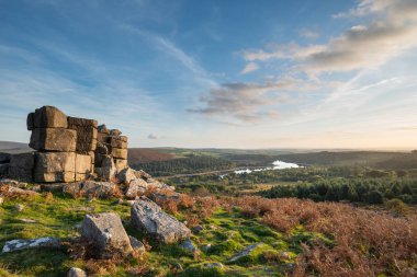 Deri Tor Burrator rezervuar Dartmoor Milli Parkı'nda doğru görünümünden güzel sonbahar günbatımı manzara görüntüsü