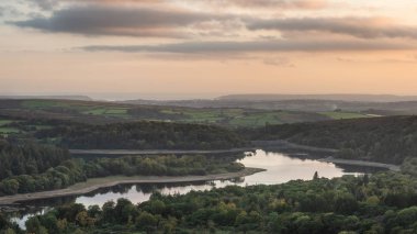 Deri Tor Burrator rezervuar Dartmoor Milli Parkı'nda doğru görünümünden güzel sonbahar günbatımı manzara görüntüsü