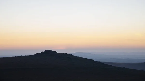 Güzel Gün Batımı Siluet Peyzaj Görüntüsünü Dartmoor Içinde Foggintor — Stok fotoğraf