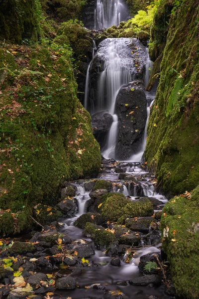 Atemberaubende Hohe Wasserfall Fließt Über Saftig Grüne Landschaft Laub Frühherbst — Stockfoto