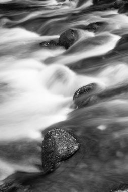 Ayrıntı manzara resim kayalar ile uzun pozlama hareket üzerinden akan nehrin bulanıklık