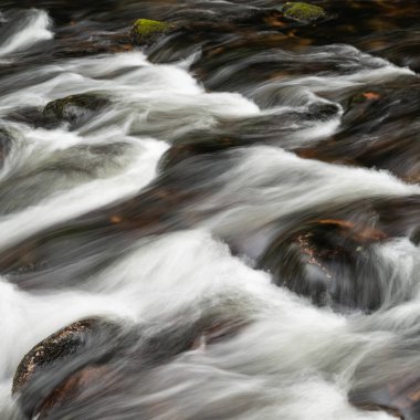 Ayrıntı manzara resim kayalar ile uzun pozlama hareket üzerinden akan nehrin bulanıklık