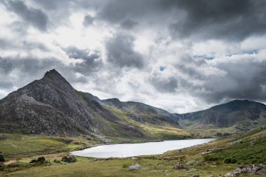 Snowdonia erken sonbahar sırasında Llyn Ogwen çevresindeki kırsal güzel manzara resmi