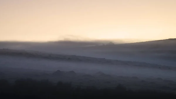 Impresionante Paisaje Nebuloso Del Amanecer Sobre Los Motores Dartmoor Revelando — Foto de Stock