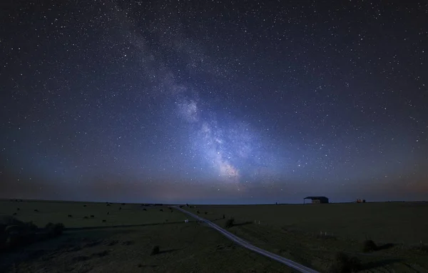 令人惊叹的充满活力的银河综合图像在英国乡村景观 — 图库照片