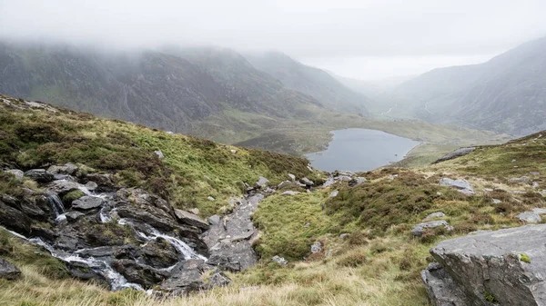 Launisches Landschaftsbild Von Llyn Idwal Glyders Gebirge Snowdonia Während Heftiger — Stockfoto