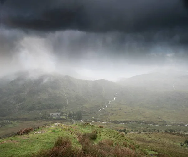 Landskapet Bilden Storm Moln Hängande Över Snowdonia Bergskedjan Med Kraftiga — Stockfoto