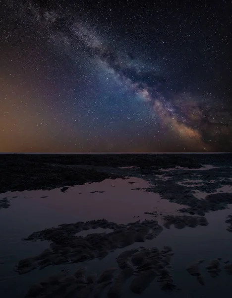 Atemberaubende Lebendige Milchstraße Zusammengesetzte Bild Über Landschaft Von Ebbe Strand — Stockfoto