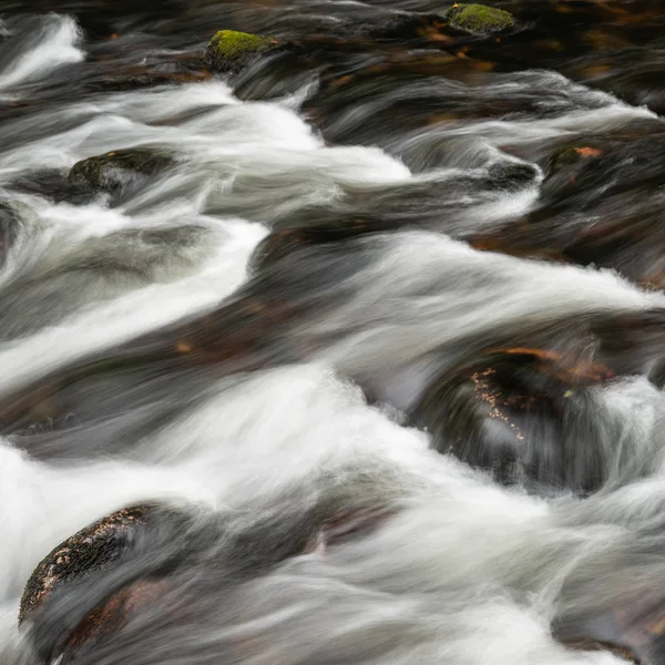 Ayrıntı manzara resim kayalar ile uzun pozlama hareket üzerinden akan nehrin bulanıklık