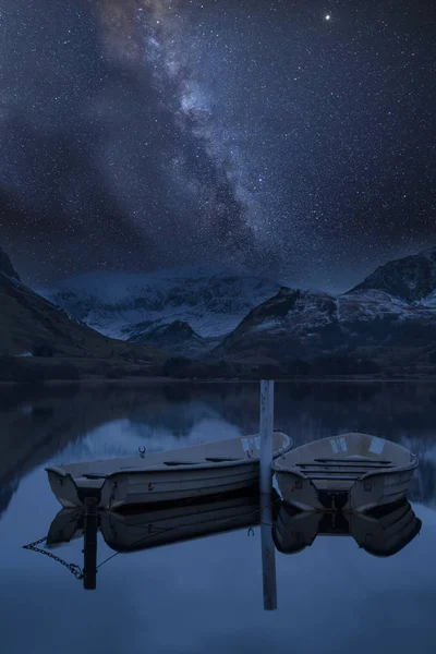 Fantastisk Pulserande Vintergatan Sammansatt Bild Över Landskapet Llyn Nantlle Snowdonia — Stockfoto