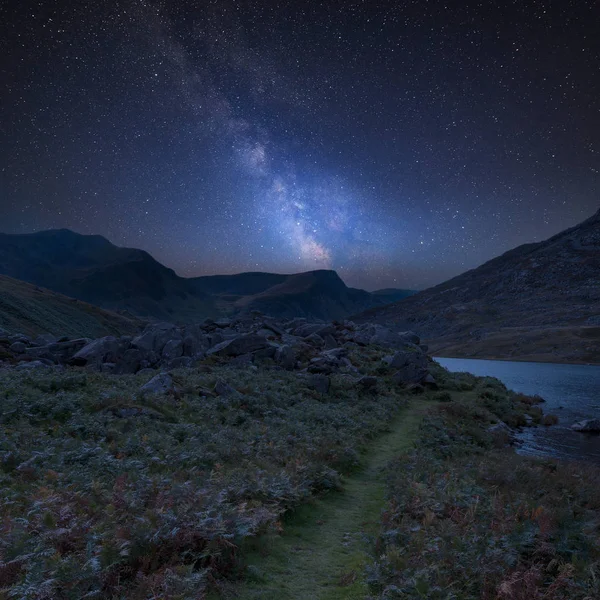 Impressionante Vibrante Láctea Imagem Composta Sobre Bela Imagem Paisagem Campo — Fotografia de Stock