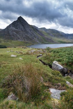 Snowdonia erken sonbahar sırasında Llyn Ogwen çevresindeki kırsal güzel manzara resmi