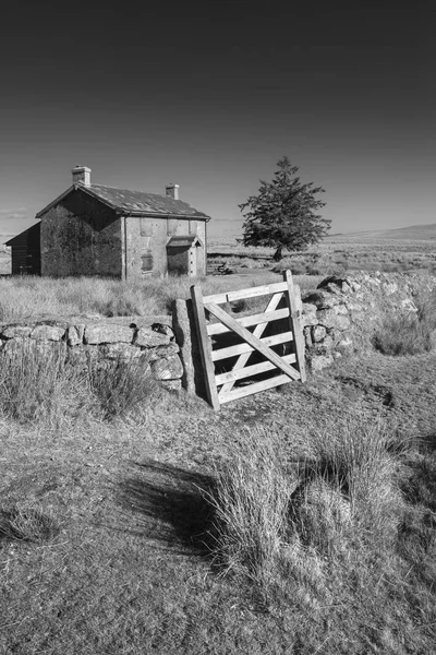 Hermosa Imagen Paisaje Blanco Negro Nun Cross Farm Dartmoor — Foto de Stock