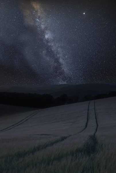 Atemberaubende Lebendige Milchstraße Zusammengesetzte Bild Über Landschaft Des Sommerfeldes Von — Stockfoto
